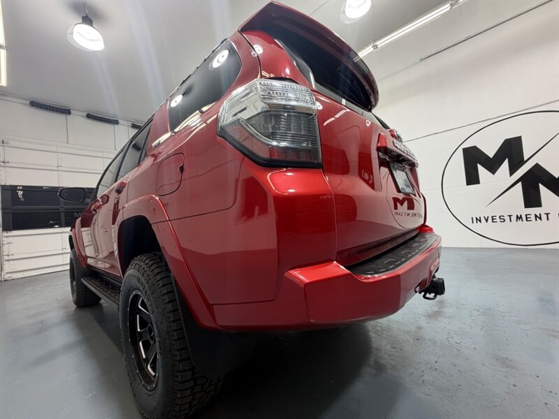 2017 Toyota 4Runner SR5 Premium / 4X4 / Leather / 3RD ROW SEAT / LIFTD / NEW TIRES / NAV / BACKUP CAM / RUST FREE - Photo 52 - Gladstone, OR 97027