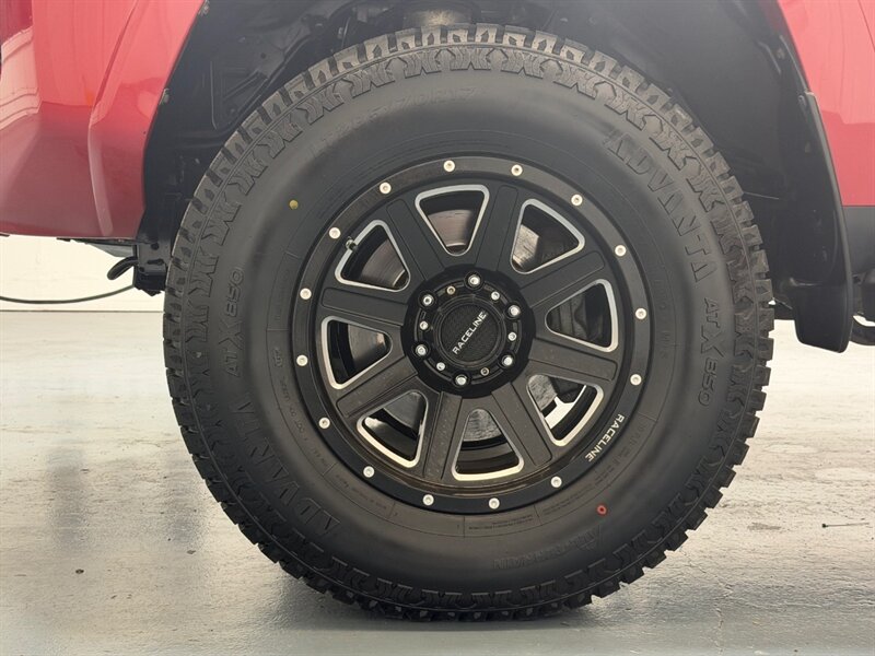 2017 Toyota 4Runner SR5 Premium / 4X4 / Leather / 3RD ROW SEAT / LIFTD / NEW TIRES / NAV / BACKUP CAM / RUST FREE - Photo 23 - Gladstone, OR 97027