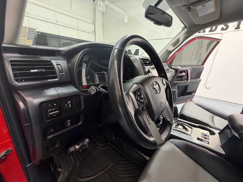 2017 Toyota 4Runner SR5 Premium / 4X4 / Leather / 3RD ROW SEAT / LIFTD / NEW TIRES / NAV / BACKUP CAM / RUST FREE - Photo 32 - Gladstone, OR 97027
