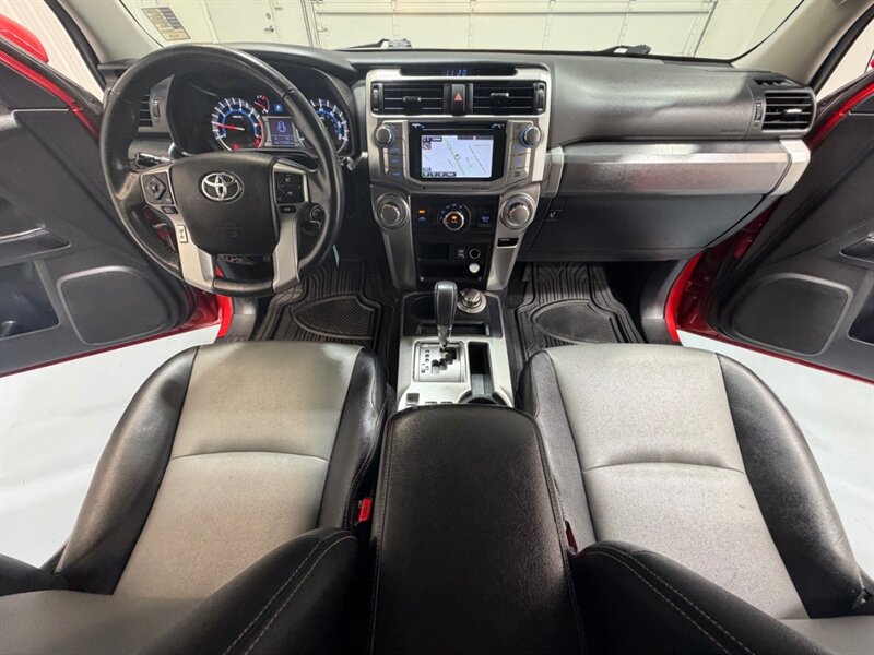 2017 Toyota 4Runner SR5 Premium / 4X4 / Leather / 3RD ROW SEAT / LIFTD / NEW TIRES / NAV / BACKUP CAM / RUST FREE - Photo 38 - Gladstone, OR 97027