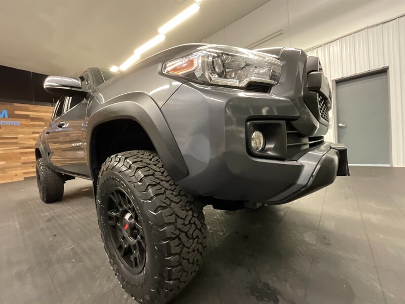 2017 Toyota Tacoma TRD Off-Road 4X4 / Premium & Tech Pkg / LIFTED  BRAND NEW 33 " BF GOODRICH TIRES & TRD WHEELS / Navigation / Sunroof / LOCAL TRUCK / RUST FREE - Photo 10 - Gladstone, OR 97027