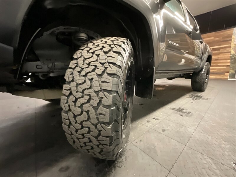 2017 Toyota Tacoma TRD Off-Road 4X4 / Premium & Tech Pkg / LIFTED  BRAND NEW 33 " BF GOODRICH TIRES & TRD WHEELS / Navigation / Sunroof / LOCAL TRUCK / RUST FREE - Photo 24 - Gladstone, OR 97027