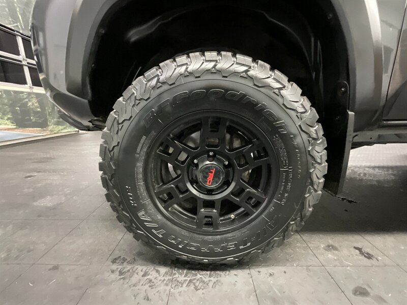 2017 Toyota Tacoma TRD Off-Road 4X4 / Premium & Tech Pkg / LIFTED  BRAND NEW 33 " BF GOODRICH TIRES & TRD WHEELS / Navigation / Sunroof / LOCAL TRUCK / RUST FREE - Photo 23 - Gladstone, OR 97027