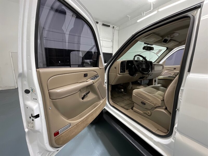 2005 Chevrolet Silverado 2500 LS Crew Cab 4X4 / 6.0L V8 / Lifted / ZERO RUST  / Short Bed / Spray in bed liner / Towing Pkg - Photo 31 - Gladstone, OR 97027