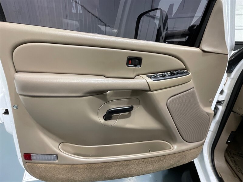 2005 Chevrolet Silverado 2500 LS Crew Cab 4X4 / 6.0L V8 / Lifted / ZERO RUST  / Short Bed / Spray in bed liner / Towing Pkg - Photo 32 - Gladstone, OR 97027