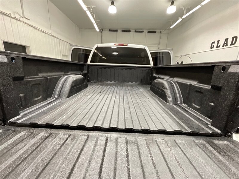 2005 Chevrolet Silverado 2500 LS Crew Cab 4X4 / 6.0L V8 / Lifted / ZERO RUST  / Short Bed / Spray in bed liner / Towing Pkg - Photo 43 - Gladstone, OR 97027