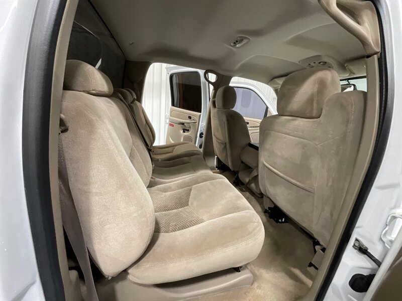 2005 Chevrolet Silverado 2500 LS Crew Cab 4X4 / 6.0L V8 / Lifted / ZERO RUST  / Short Bed / Spray in bed liner / Towing Pkg - Photo 13 - Gladstone, OR 97027