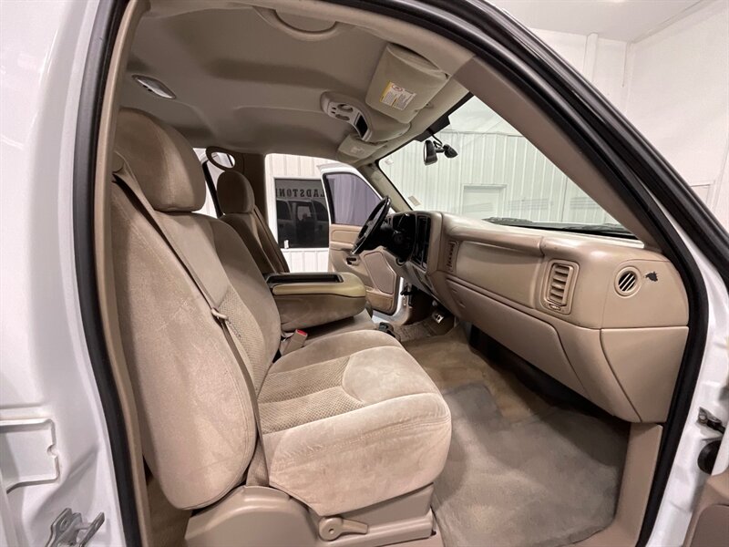 2005 Chevrolet Silverado 2500 LS Crew Cab 4X4 / 6.0L V8 / Lifted / ZERO RUST  / Short Bed / Spray in bed liner / Towing Pkg - Photo 14 - Gladstone, OR 97027