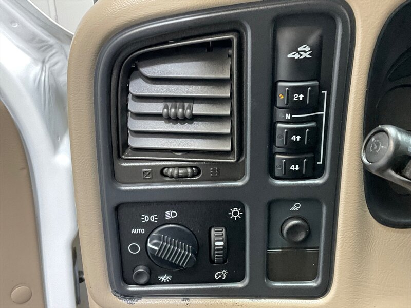 2005 Chevrolet Silverado 2500 LS Crew Cab 4X4 / 6.0L V8 / Lifted / ZERO RUST  / Short Bed / Spray in bed liner / Towing Pkg - Photo 18 - Gladstone, OR 97027