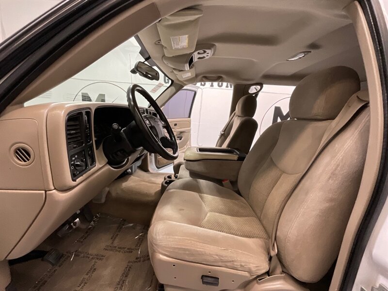 2005 Chevrolet Silverado 2500 LS Crew Cab 4X4 / 6.0L V8 / Lifted / ZERO RUST  / Short Bed / Spray in bed liner / Towing Pkg - Photo 11 - Gladstone, OR 97027