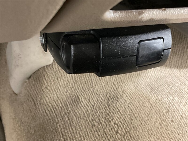 2005 Chevrolet Silverado 2500 LS Crew Cab 4X4 / 6.0L V8 / Lifted / ZERO RUST  / Short Bed / Spray in bed liner / Towing Pkg - Photo 19 - Gladstone, OR 97027