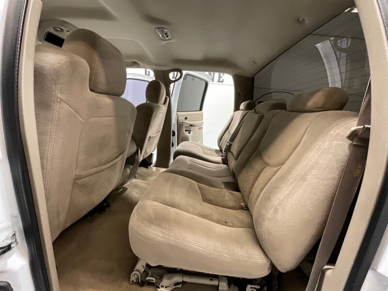 2005 Chevrolet Silverado 2500 LS Crew Cab 4X4 / 6.0L V8 / Lifted / ZERO RUST  / Short Bed / Spray in bed liner / Towing Pkg - Photo 12 - Gladstone, OR 97027