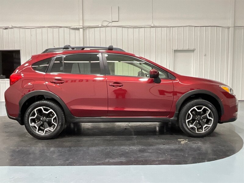 2015 Subaru XV Crosstrek 2.0i Premium AWD/ 5-SPEED MANUAL/ 1-OWNER LOCAL  / Backup Camera - Photo 4 - Gladstone, OR 97027