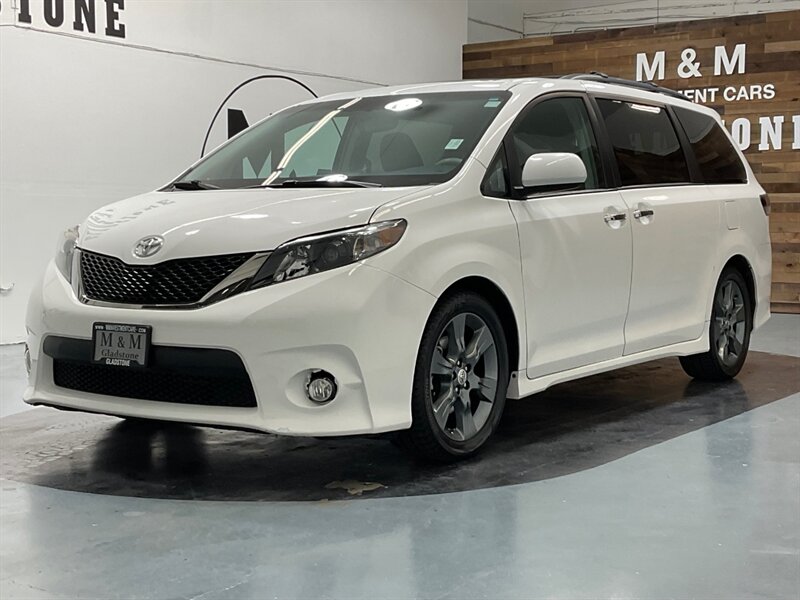 2013 Toyota Sienna SE 8-Passenger Minivan / DVD Player/Navi/Sunroof  / LOCAL VAN - Photo 1 - Gladstone, OR 97027