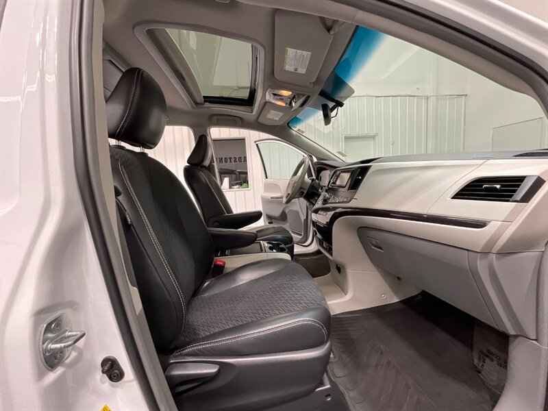 2013 Toyota Sienna SE 8-Passenger Minivan / DVD Player/Navi/Sunroof  / LOCAL VAN - Photo 14 - Gladstone, OR 97027