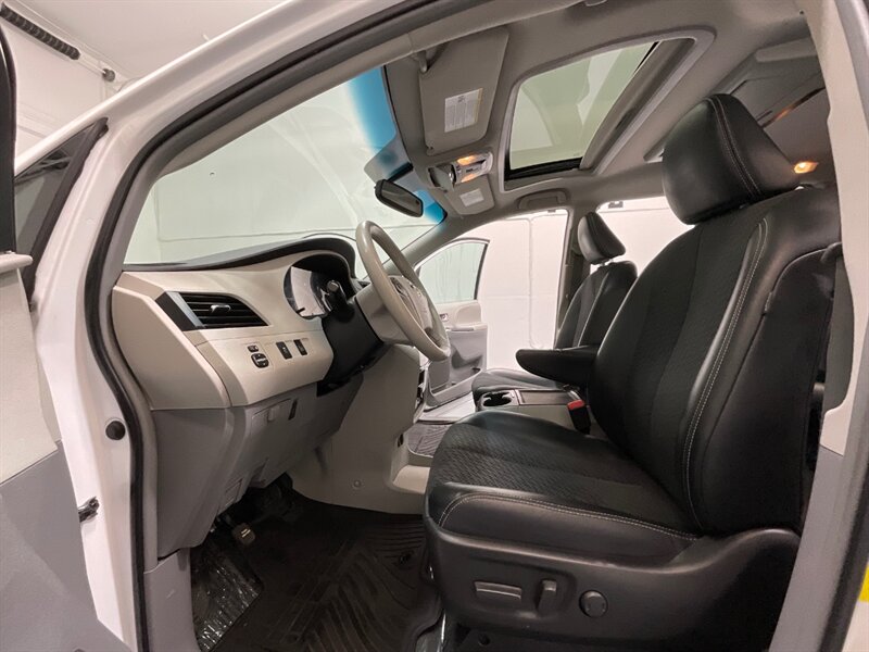 2013 Toyota Sienna SE 8-Passenger Minivan / DVD Player/Navi/Sunroof  / LOCAL VAN - Photo 10 - Gladstone, OR 97027