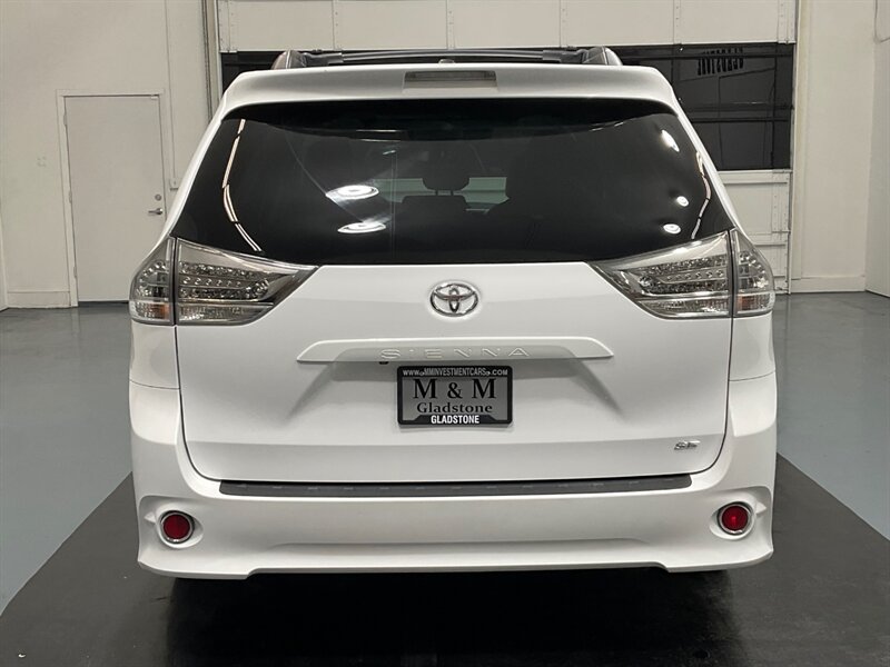 2013 Toyota Sienna SE 8-Passenger Minivan / DVD Player/Navi/Sunroof  / LOCAL VAN - Photo 6 - Gladstone, OR 97027