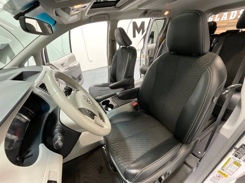 2013 Toyota Sienna SE 8-Passenger Minivan / DVD Player/Navi/Sunroof  / LOCAL VAN - Photo 40 - Gladstone, OR 97027