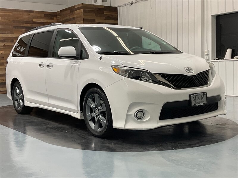 2013 Toyota Sienna SE 8-Passenger Minivan / DVD Player/Navi/Sunroof  / LOCAL VAN - Photo 2 - Gladstone, OR 97027