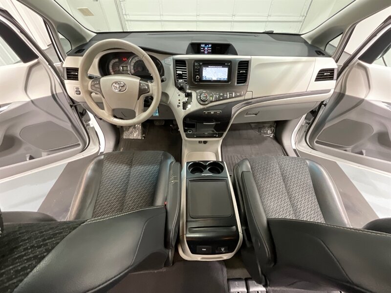 2013 Toyota Sienna SE 8-Passenger Minivan / DVD Player/Navi/Sunroof  / LOCAL VAN - Photo 39 - Gladstone, OR 97027