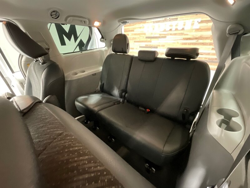 2013 Toyota Sienna SE 8-Passenger Minivan / DVD Player/Navi/Sunroof  / LOCAL VAN - Photo 12 - Gladstone, OR 97027