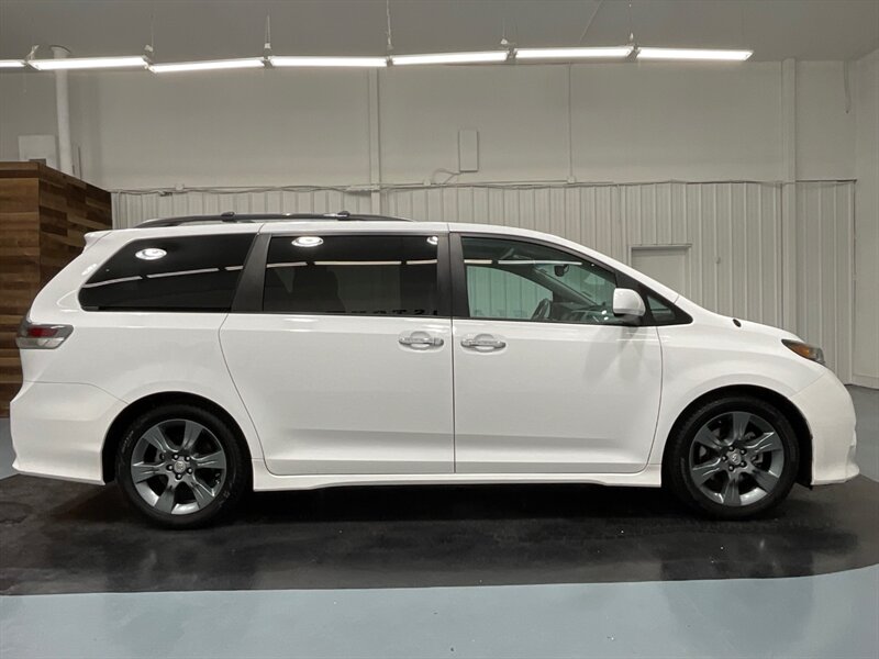 2013 Toyota Sienna SE 8-Passenger Minivan / DVD Player/Navi/Sunroof  / LOCAL VAN - Photo 4 - Gladstone, OR 97027