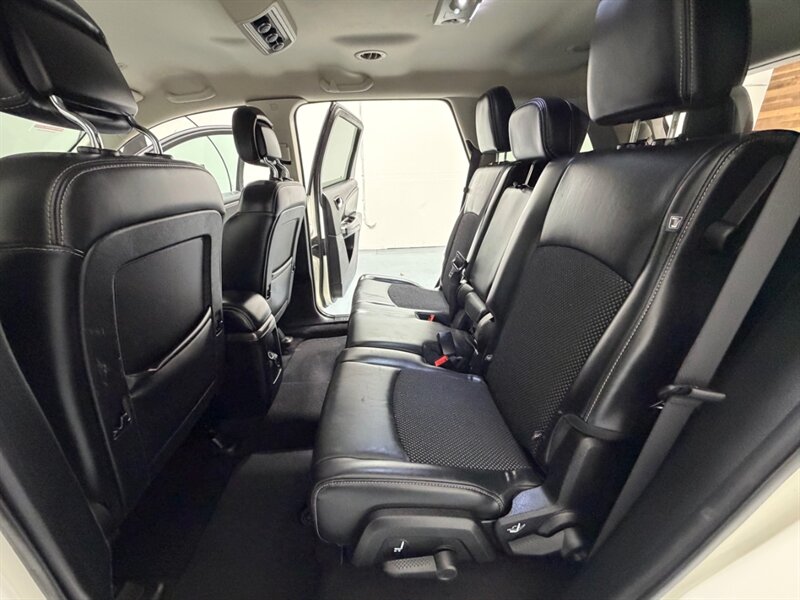 2019 Dodge Journey Crossroad 3RD ROW SEAT / 3.6L V6 / 51,000 MILES / LEATHER SEATS / Backup Camera - Photo 10 - Gladstone, OR 97027