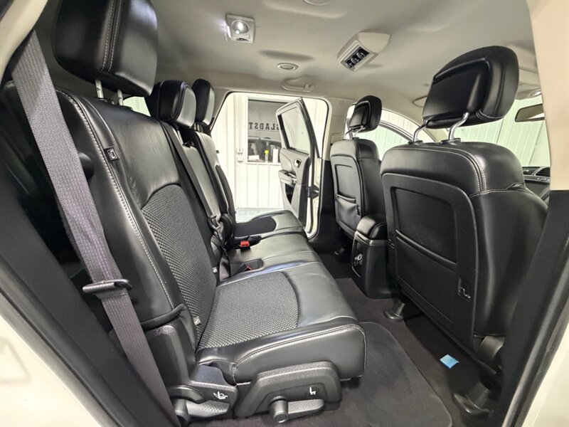 2019 Dodge Journey Crossroad 3RD ROW SEAT / 3.6L V6 / 51,000 MILES / LEATHER SEATS / Backup Camera - Photo 14 - Gladstone, OR 97027