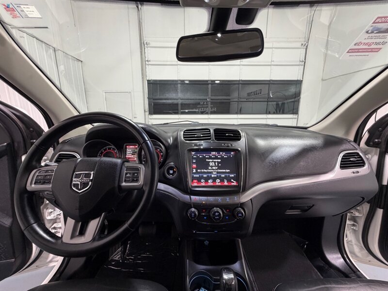2019 Dodge Journey Crossroad 3RD ROW SEAT / 3.6L V6 / 51,000 MILES / LEATHER SEATS / Backup Camera - Photo 43 - Gladstone, OR 97027