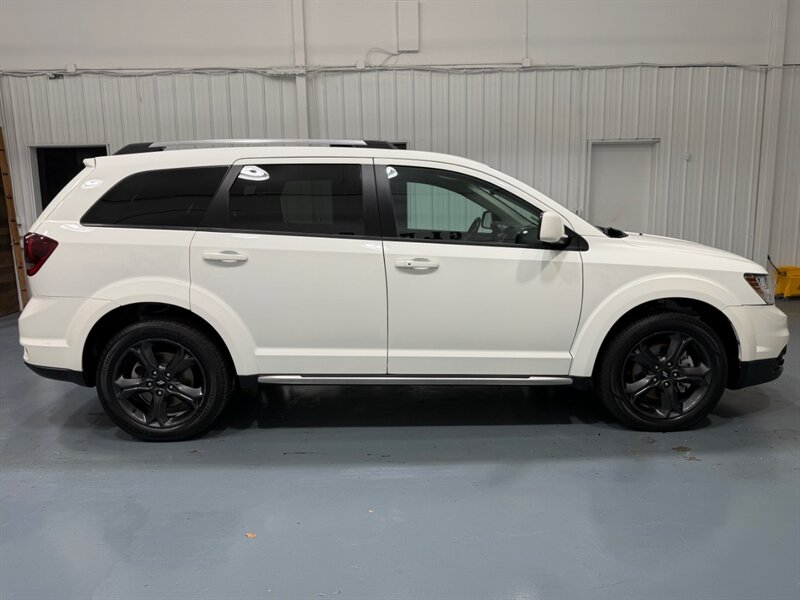 2019 Dodge Journey Crossroad 3RD ROW SEAT / 3.6L V6 / 51,000 MILES / LEATHER SEATS / Backup Camera - Photo 4 - Gladstone, OR 97027