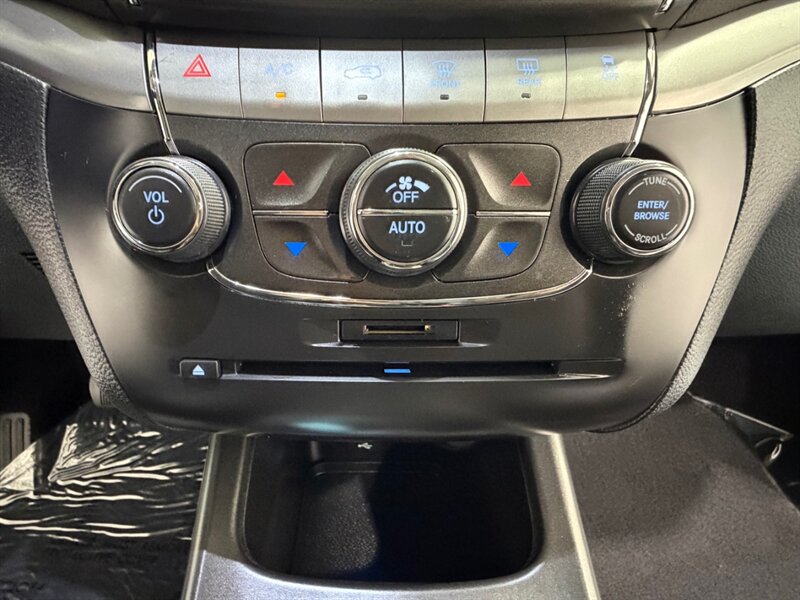 2019 Dodge Journey Crossroad 3RD ROW SEAT / 3.6L V6 / 51,000 MILES / LEATHER SEATS / Backup Camera - Photo 20 - Gladstone, OR 97027
