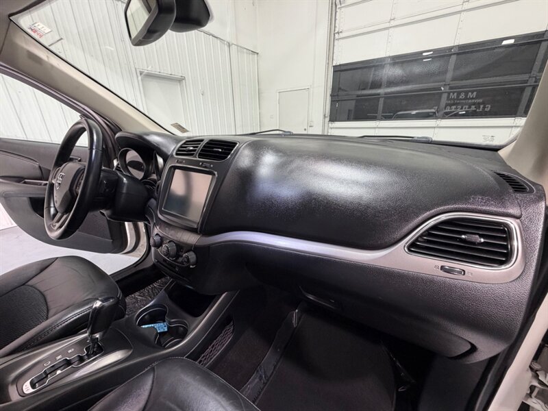 2019 Dodge Journey Crossroad 3RD ROW SEAT / 3.6L V6 / 51,000 MILES / LEATHER SEATS / Backup Camera - Photo 37 - Gladstone, OR 97027