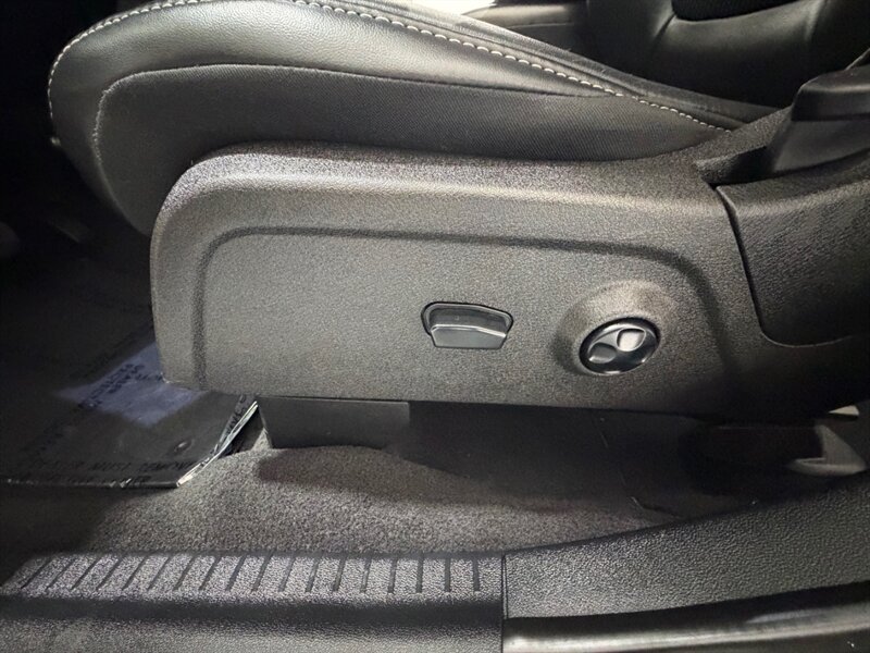 2019 Dodge Journey Crossroad 3RD ROW SEAT / 3.6L V6 / 51,000 MILES / LEATHER SEATS / Backup Camera - Photo 22 - Gladstone, OR 97027