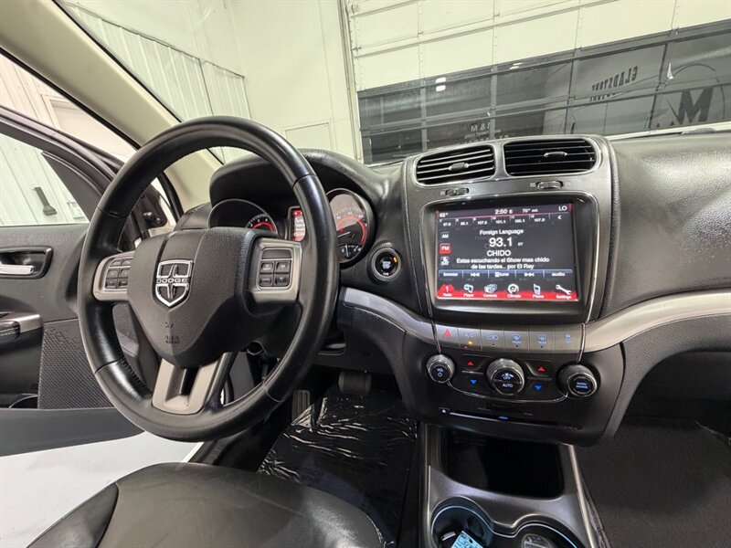 2019 Dodge Journey Crossroad 3RD ROW SEAT / 3.6L V6 / 51,000 MILES / LEATHER SEATS / Backup Camera - Photo 17 - Gladstone, OR 97027