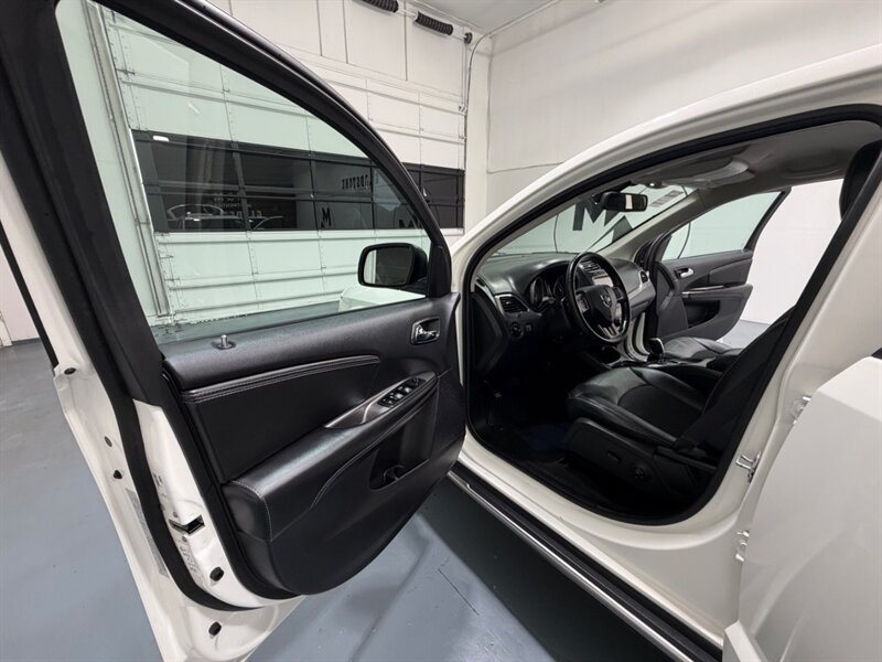 2019 Dodge Journey Crossroad 3RD ROW SEAT / 3.6L V6 / 51,000 MILES / LEATHER SEATS / Backup Camera - Photo 32 - Gladstone, OR 97027