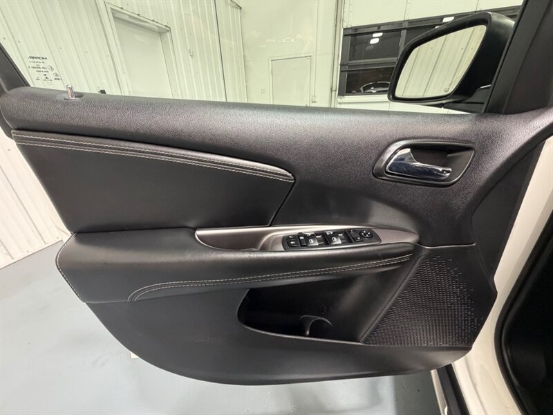 2019 Dodge Journey Crossroad 3RD ROW SEAT / 3.6L V6 / 51,000 MILES / LEATHER SEATS / Backup Camera - Photo 33 - Gladstone, OR 97027