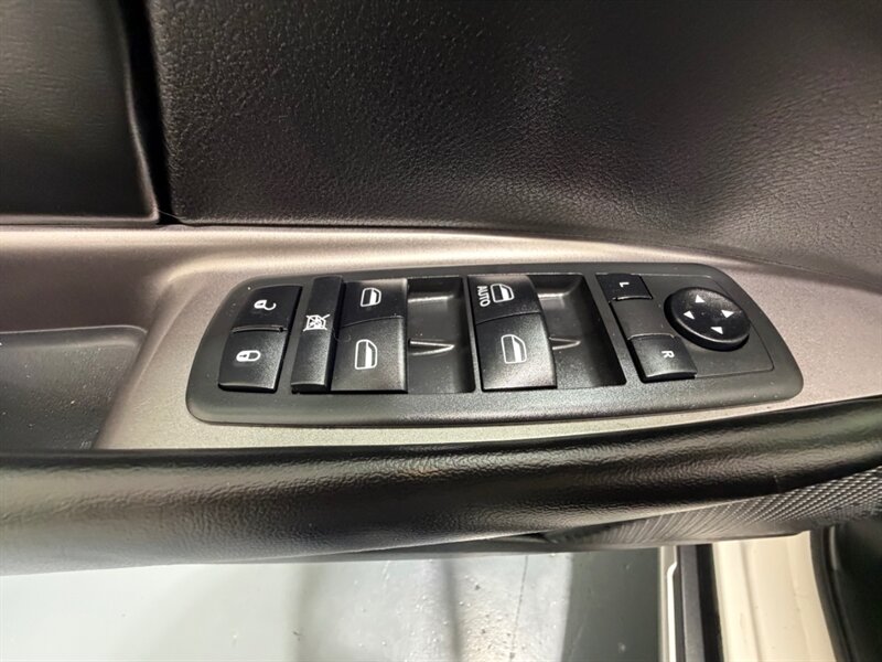 2019 Dodge Journey Crossroad 3RD ROW SEAT / 3.6L V6 / 51,000 MILES / LEATHER SEATS / Backup Camera - Photo 35 - Gladstone, OR 97027