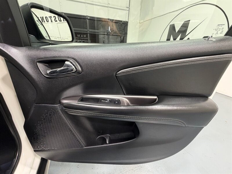 2019 Dodge Journey Crossroad 3RD ROW SEAT / 3.6L V6 / 51,000 MILES / LEATHER SEATS / Backup Camera - Photo 34 - Gladstone, OR 97027