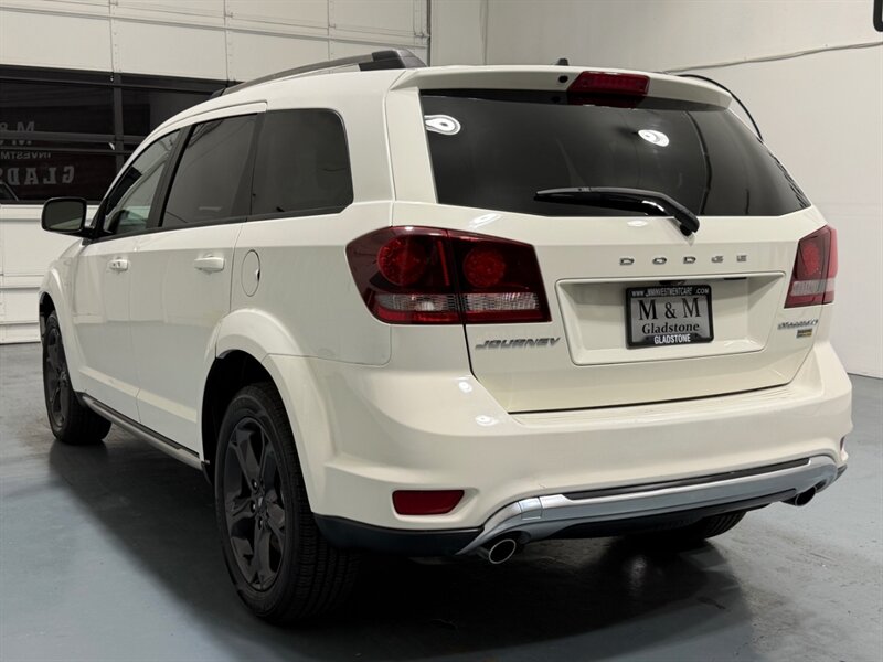 2019 Dodge Journey Crossroad 3RD ROW SEAT / 3.6L V6 / 51,000 MILES / LEATHER SEATS / Backup Camera - Photo 8 - Gladstone, OR 97027
