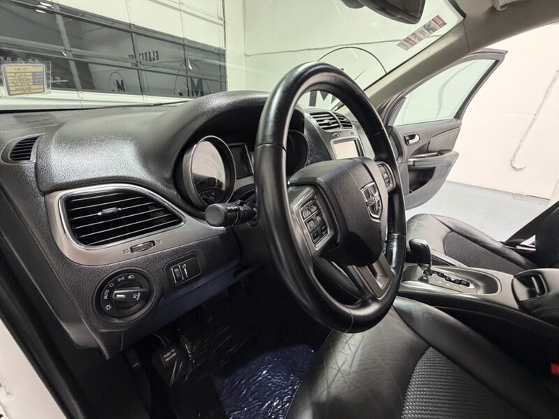 2019 Dodge Journey Crossroad 3RD ROW SEAT / 3.6L V6 / 51,000 MILES / LEATHER SEATS / Backup Camera - Photo 36 - Gladstone, OR 97027
