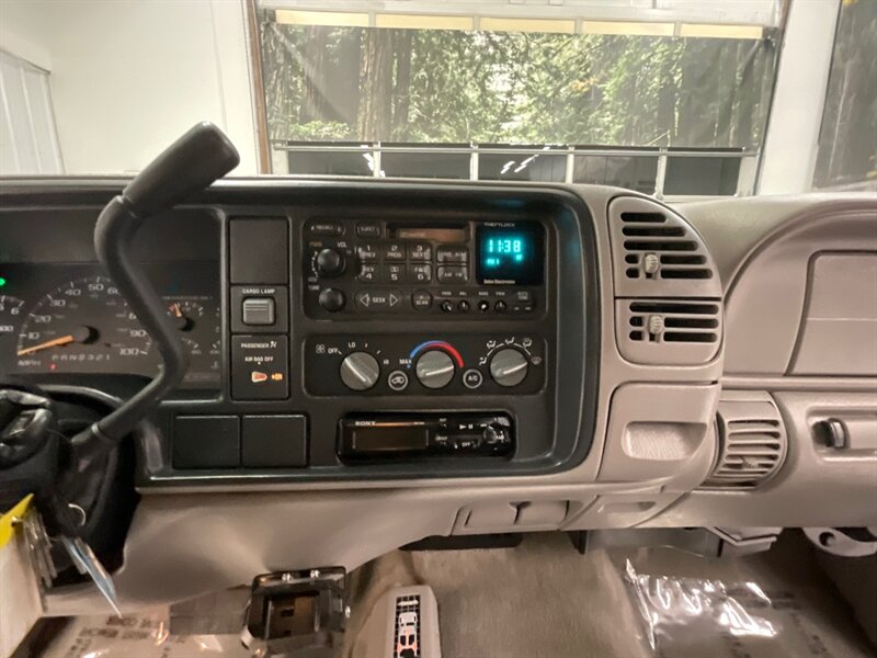 1998 Chevrolet K1500 Silverado 4X4 / 5.7L V8 / 124,000 MILES  /LOCAL TRUCK / RUST FREE / Excel Cond - Photo 16 - Gladstone, OR 97027