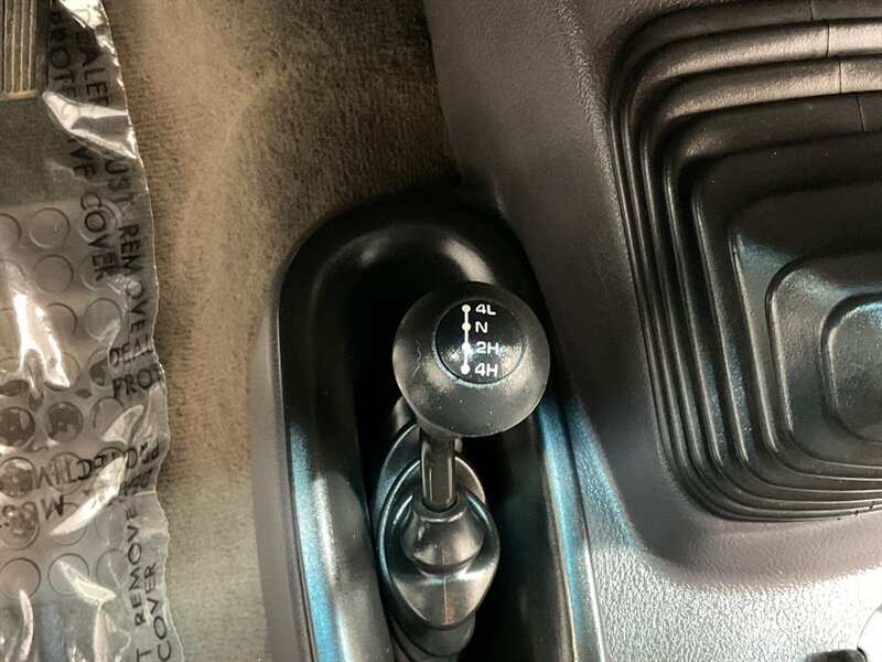 2001 Dodge Ram 2500 Laramie 4X4 / 5.9L DIESEL / 5-SPEED MANUAL/1-OWNER  / Leather Seats / Long Bed / BRAND NEW TIRES / ZERO RUST - Photo 41 - Gladstone, OR 97027