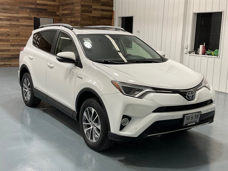 2017 Toyota RAV4 XLE AWD / 2.5L 4Cyl HYBRID / 1-OWNER LOCAL   - Photo 59 - Gladstone, OR 97027