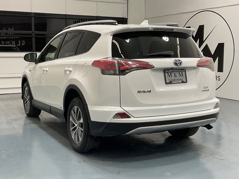 2017 Toyota RAV4 XLE AWD / 2.5L 4Cyl HYBRID / 1-OWNER LOCAL   - Photo 7 - Gladstone, OR 97027