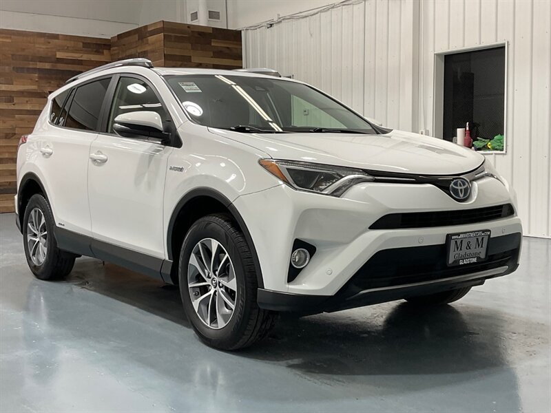 2017 Toyota RAV4 XLE AWD / 2.5L 4Cyl HYBRID / 1-OWNER LOCAL   - Photo 2 - Gladstone, OR 97027