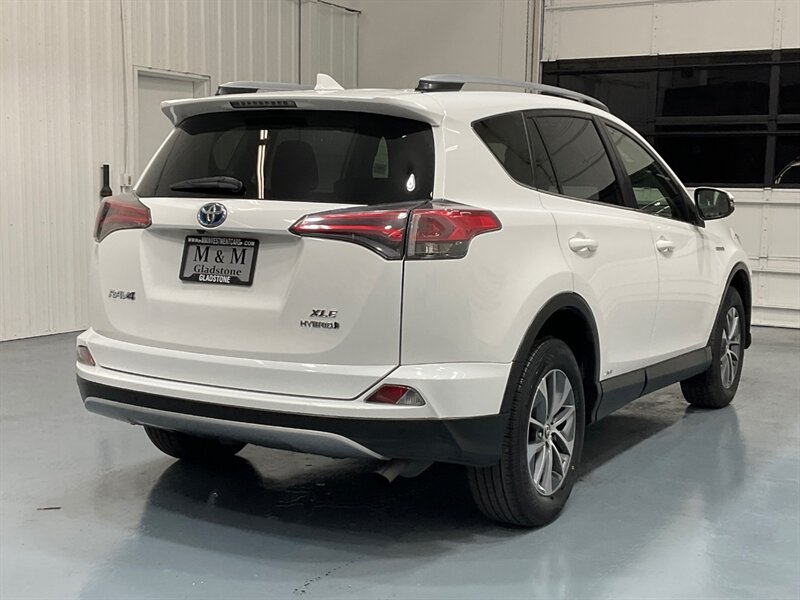 2017 Toyota RAV4 XLE AWD / 2.5L 4Cyl HYBRID / 1-OWNER LOCAL   - Photo 8 - Gladstone, OR 97027