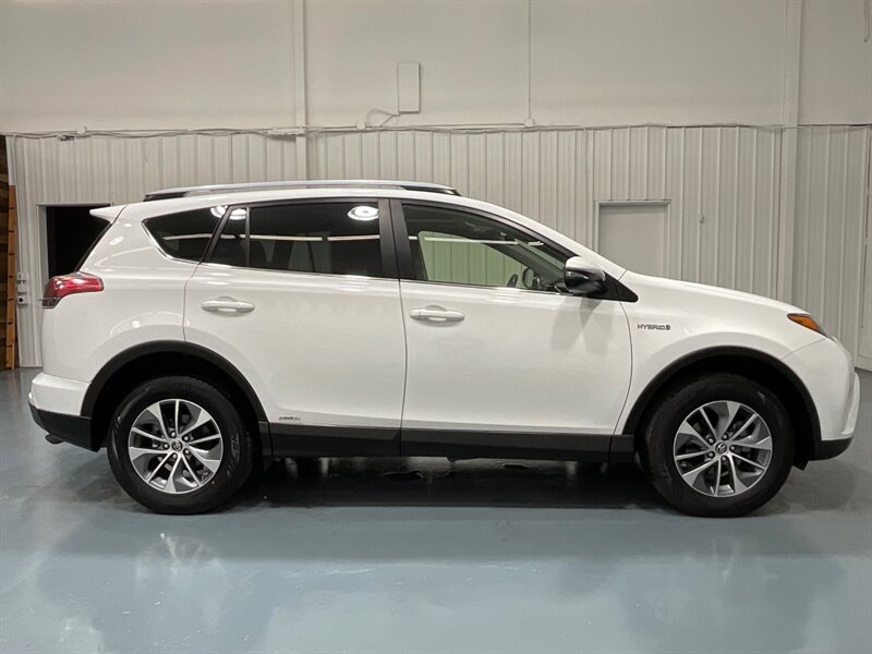 2017 Toyota RAV4 XLE AWD / 2.5L 4Cyl HYBRID / 1-OWNER LOCAL   - Photo 4 - Gladstone, OR 97027