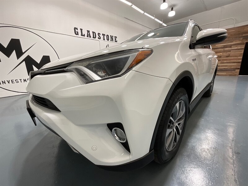 2017 Toyota RAV4 XLE AWD / 2.5L 4Cyl HYBRID / 1-OWNER LOCAL   - Photo 52 - Gladstone, OR 97027