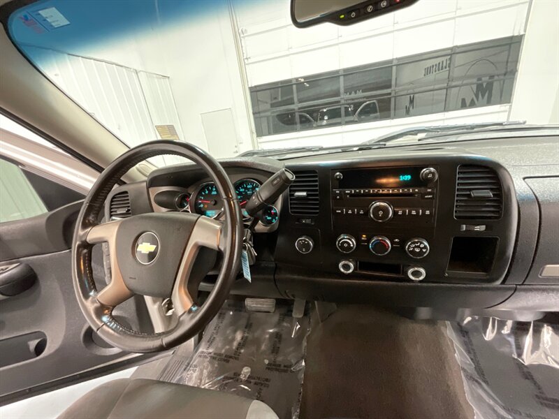 2009 Chevrolet Silverado 2500 LT 4X4 / 6.0L V8 / Z71 OFF RD / 77,000 MILES  / ZERO RUST - Photo 18 - Gladstone, OR 97027