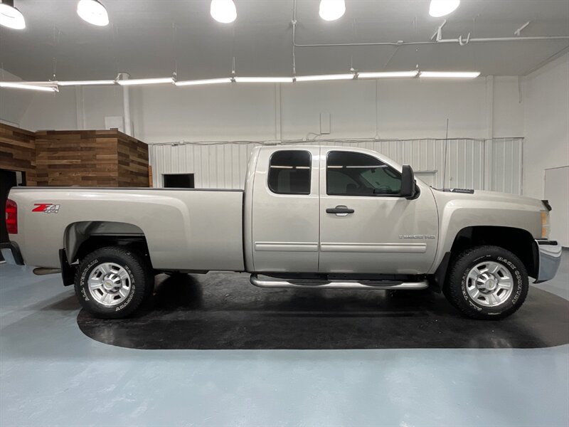 2009 Chevrolet Silverado 2500 LT 4X4 / 6.0L V8 / Z71 OFF RD / 77,000 MILES  / ZERO RUST - Photo 4 - Gladstone, OR 97027